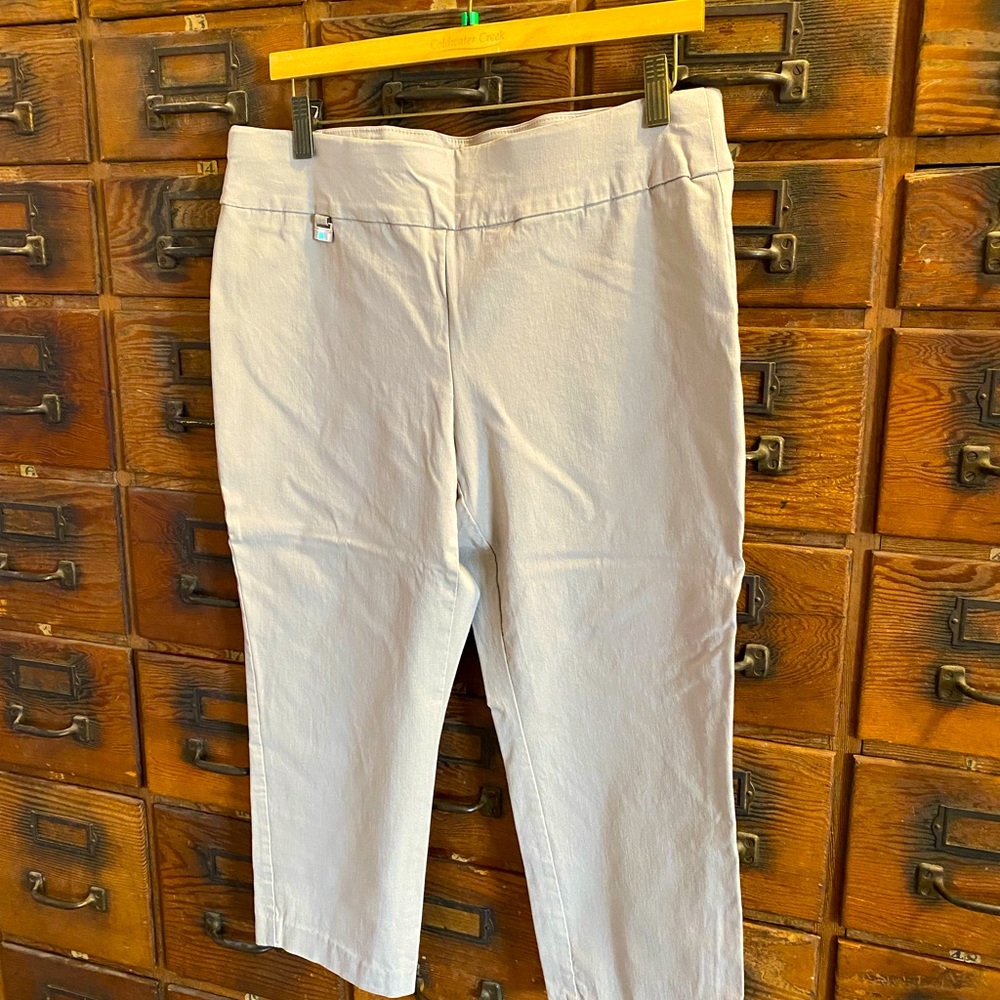 Cute khaki capri’s.
